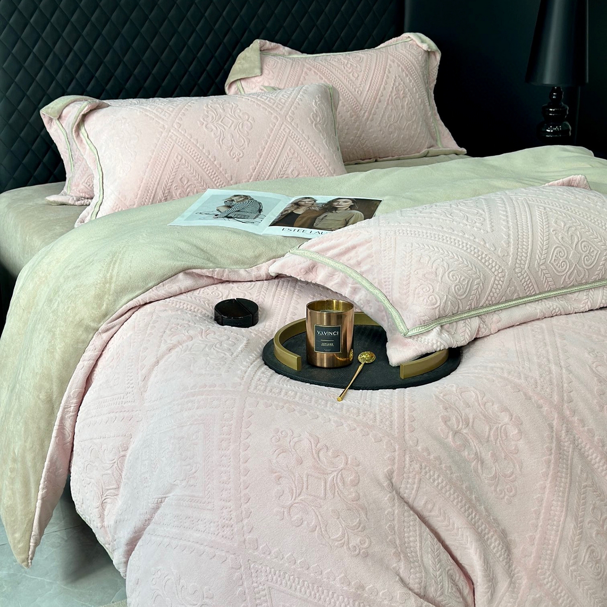 91家纺网 家纺一手货源 找家纺 纯优家纺 2025新款秋冬抖音直播爆款230g牛奶绒雕花四件套-悦薇 悦薇-粉