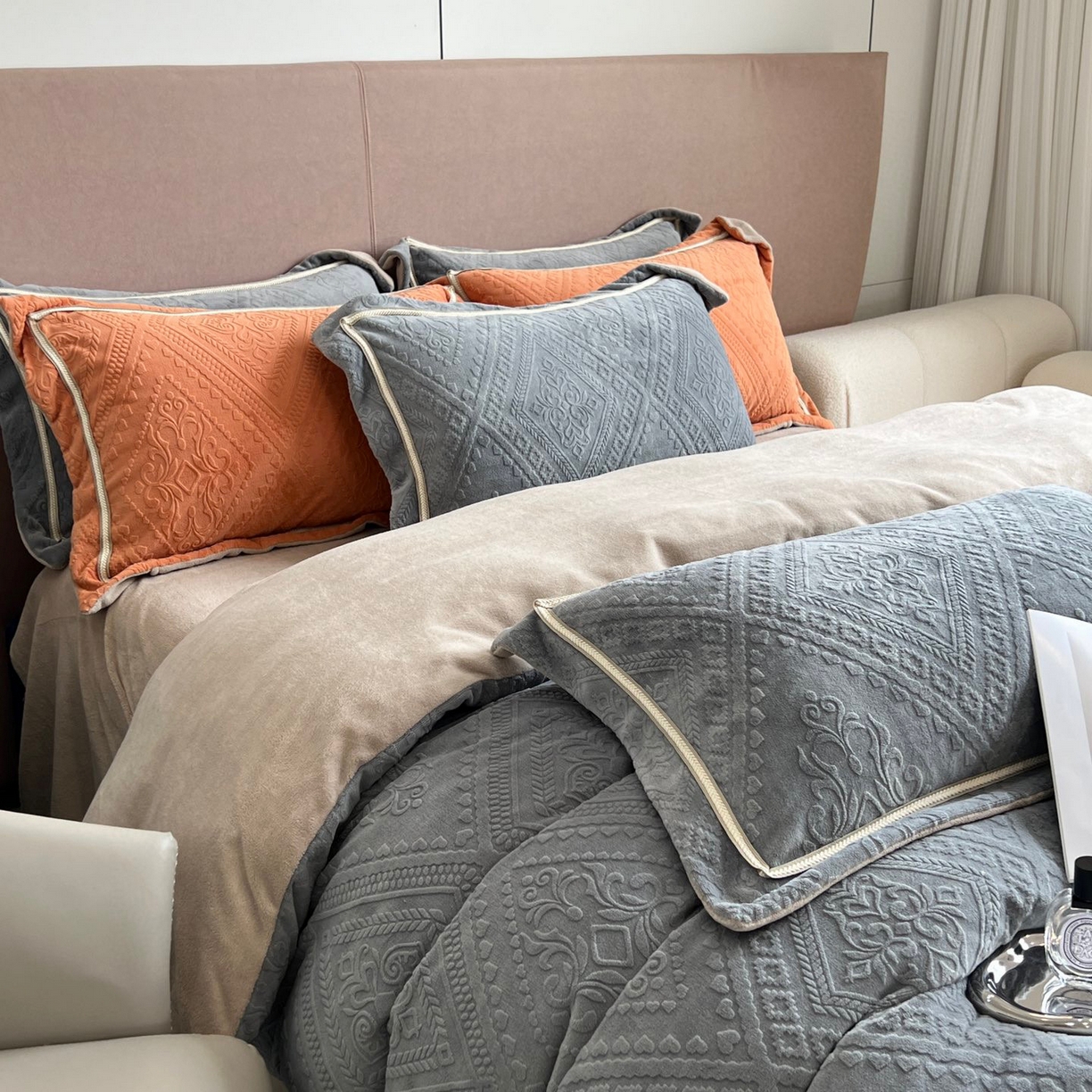 91家纺网 家纺一手货源 找家纺 纯优家纺 2025新款秋冬抖音直播爆款230g牛奶绒雕花四件套-悦薇 悦薇-灰