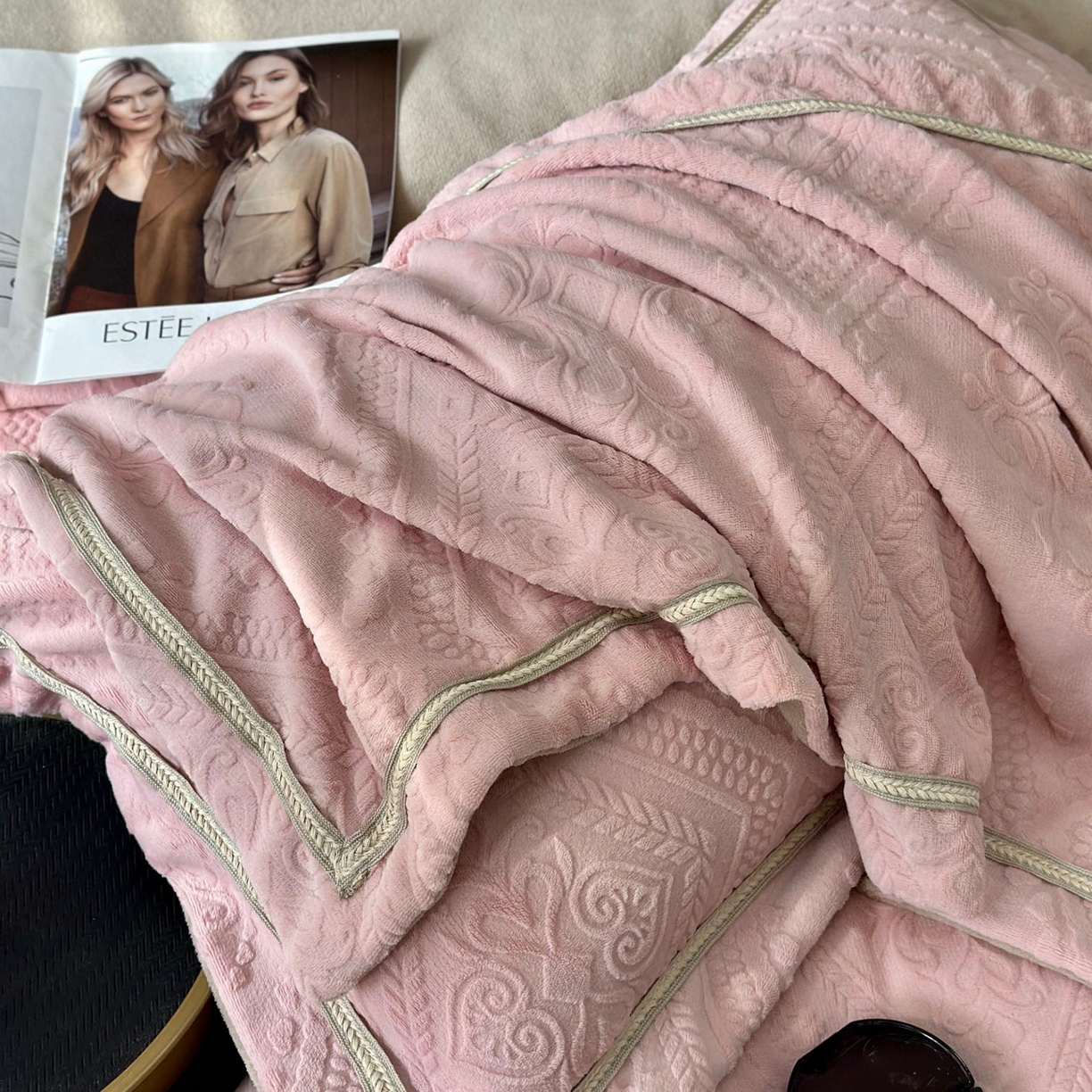 91家纺网 家纺一手货源 找家纺 纯优家纺 2025新款秋冬抖音直播爆款230g牛奶绒雕花四件套-悦薇 悦薇-粉