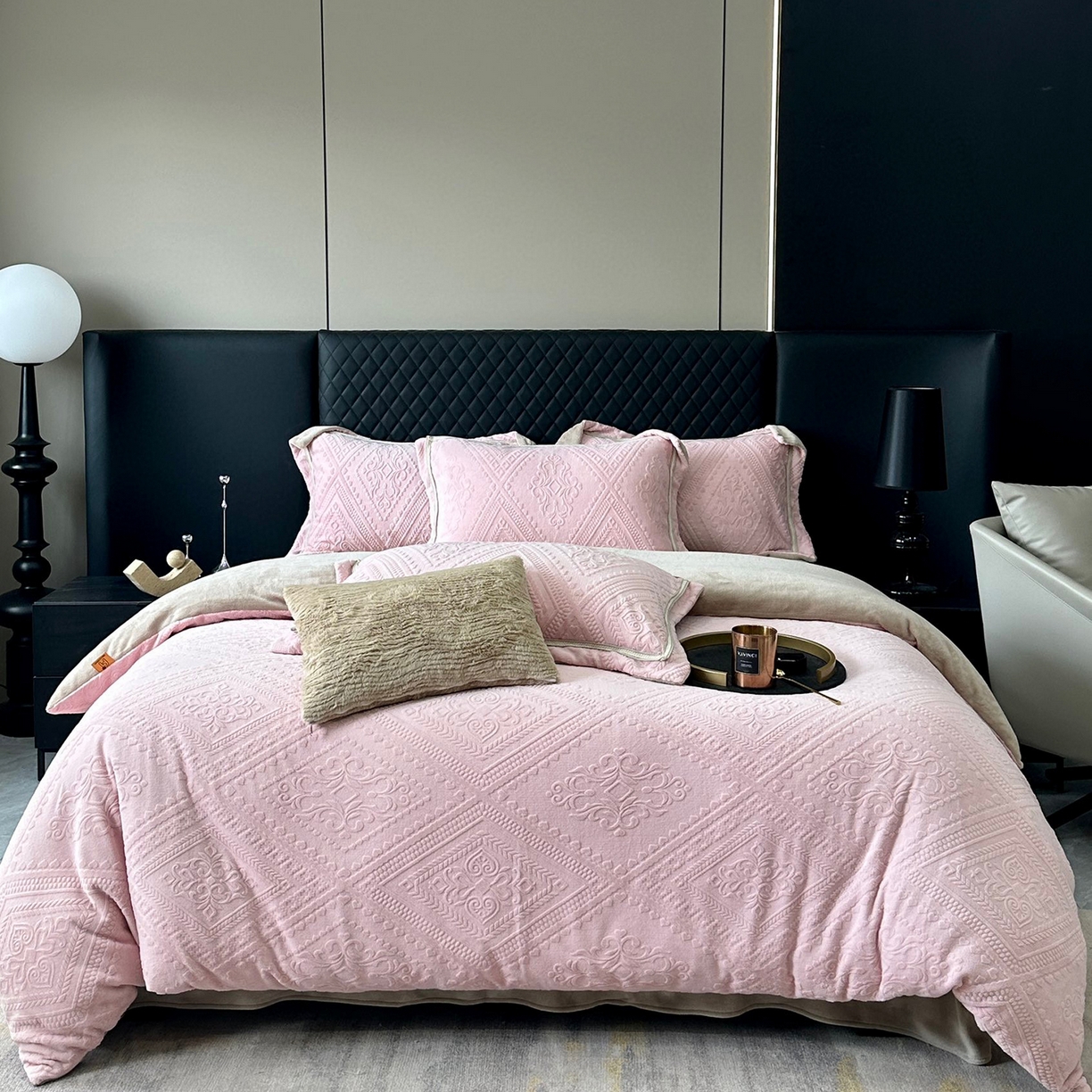 91家纺网 家纺一手货源 找家纺 纯优家纺 2025新款秋冬抖音直播爆款230g牛奶绒雕花四件套-悦薇 悦薇-粉