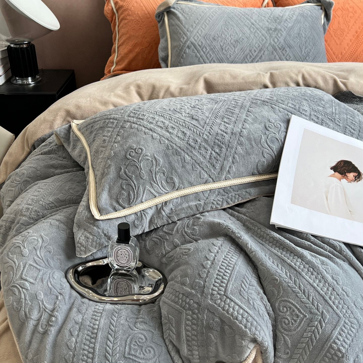 91家纺网 家纺一手货源 找家纺 纯优家纺 2025新款秋冬抖音直播爆款230g牛奶绒雕花四件套-悦薇 悦薇-灰