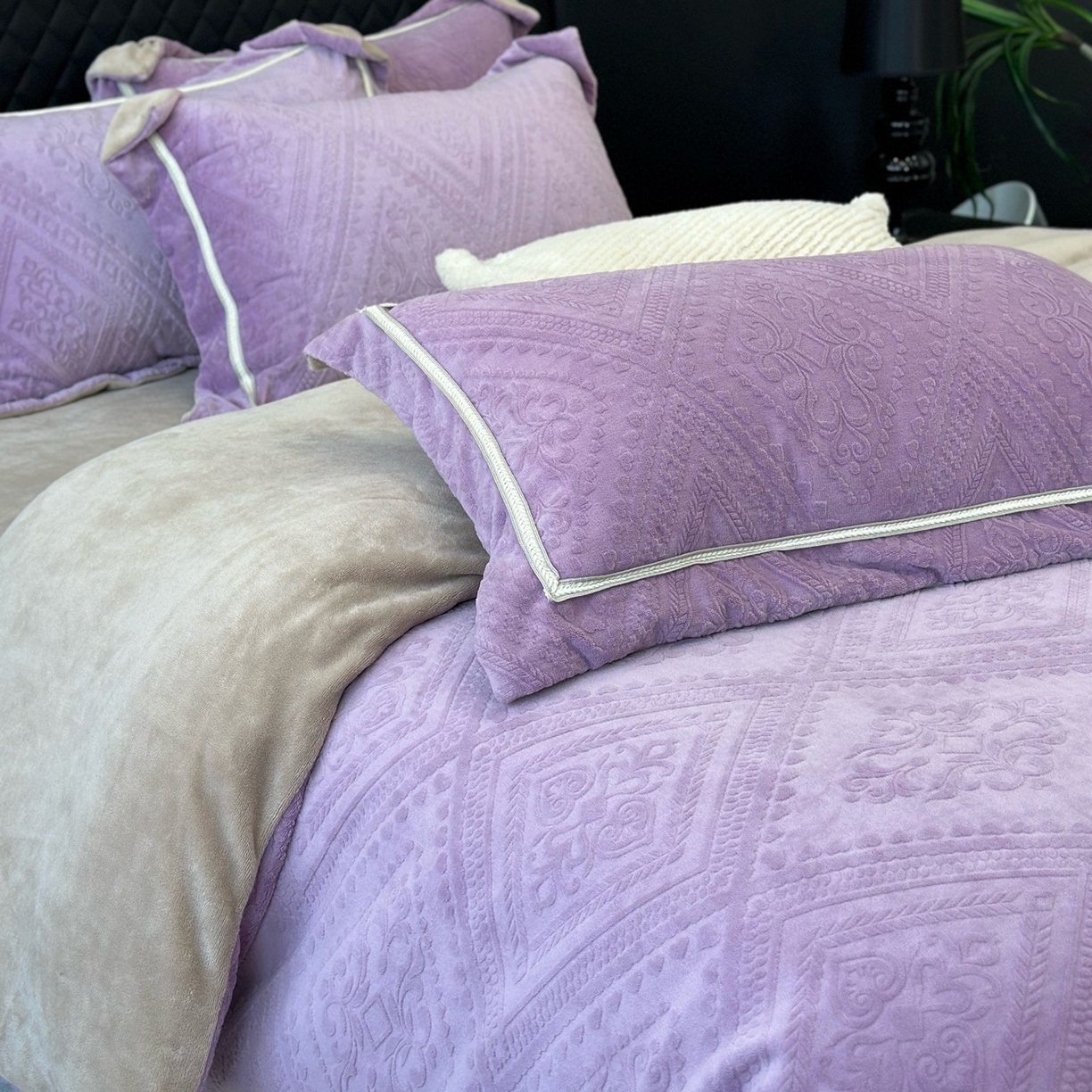 91家纺网 家纺一手货源 找家纺 纯优家纺 2025新款秋冬抖音直播爆款230g牛奶绒雕花四件套-悦薇 悦薇-紫色