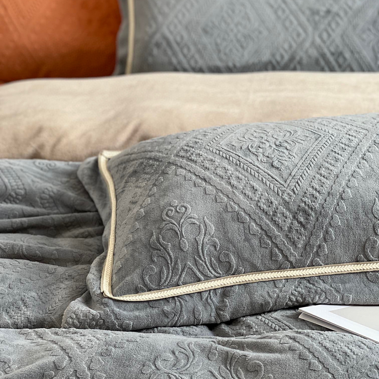 91家纺网 家纺一手货源 找家纺 纯优家纺 2025新款秋冬抖音直播爆款230g牛奶绒雕花四件套-悦薇 悦薇-灰