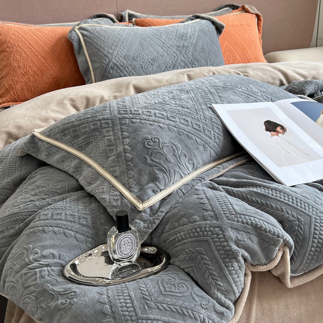 91家纺网 家纺一手货源 找家纺 纯优家纺 2025新款秋冬抖音直播爆款230g牛奶绒雕花四件套-悦薇 悦薇-灰