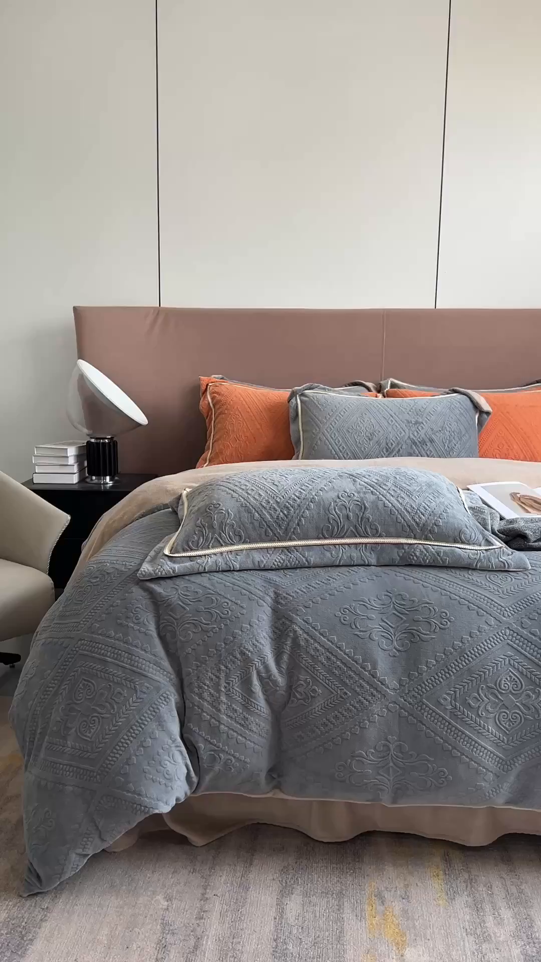 91家纺网 家纺一手货源 找家纺 纯优家纺 2025新款秋冬抖音直播爆款230g牛奶绒雕花四件套-悦薇 悦薇-灰