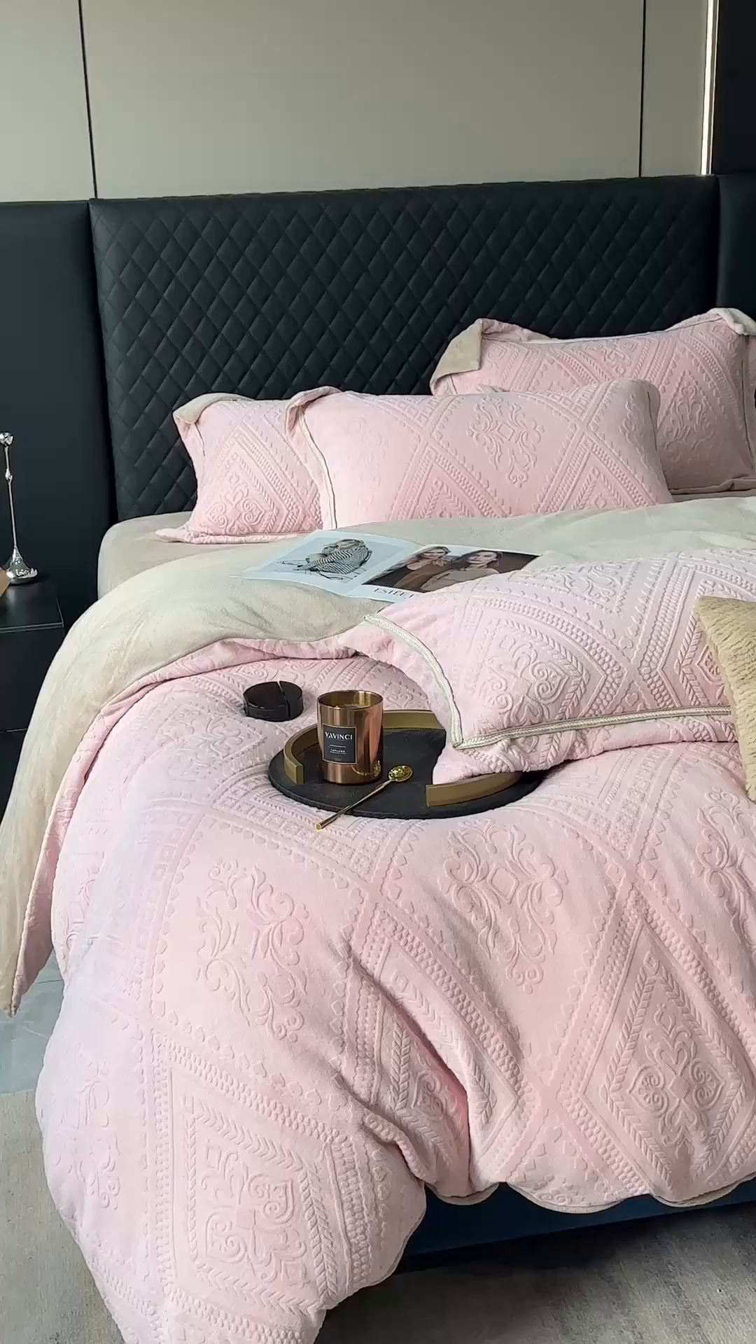 91家纺网 家纺一手货源 找家纺 纯优家纺 2025新款秋冬抖音直播爆款230g牛奶绒雕花四件套-悦薇 悦薇-粉