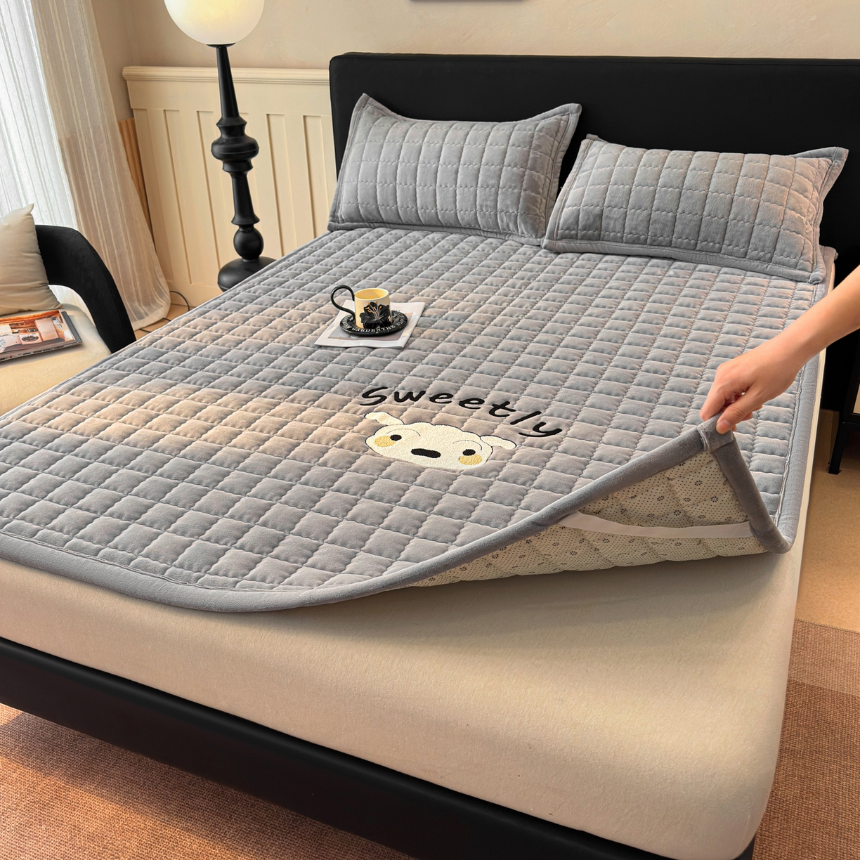 91家纺网 家纺一手货源 找家纺 颜选 2025新款高克重牛奶绒夹棉床垫-小白系列 深灰-小白