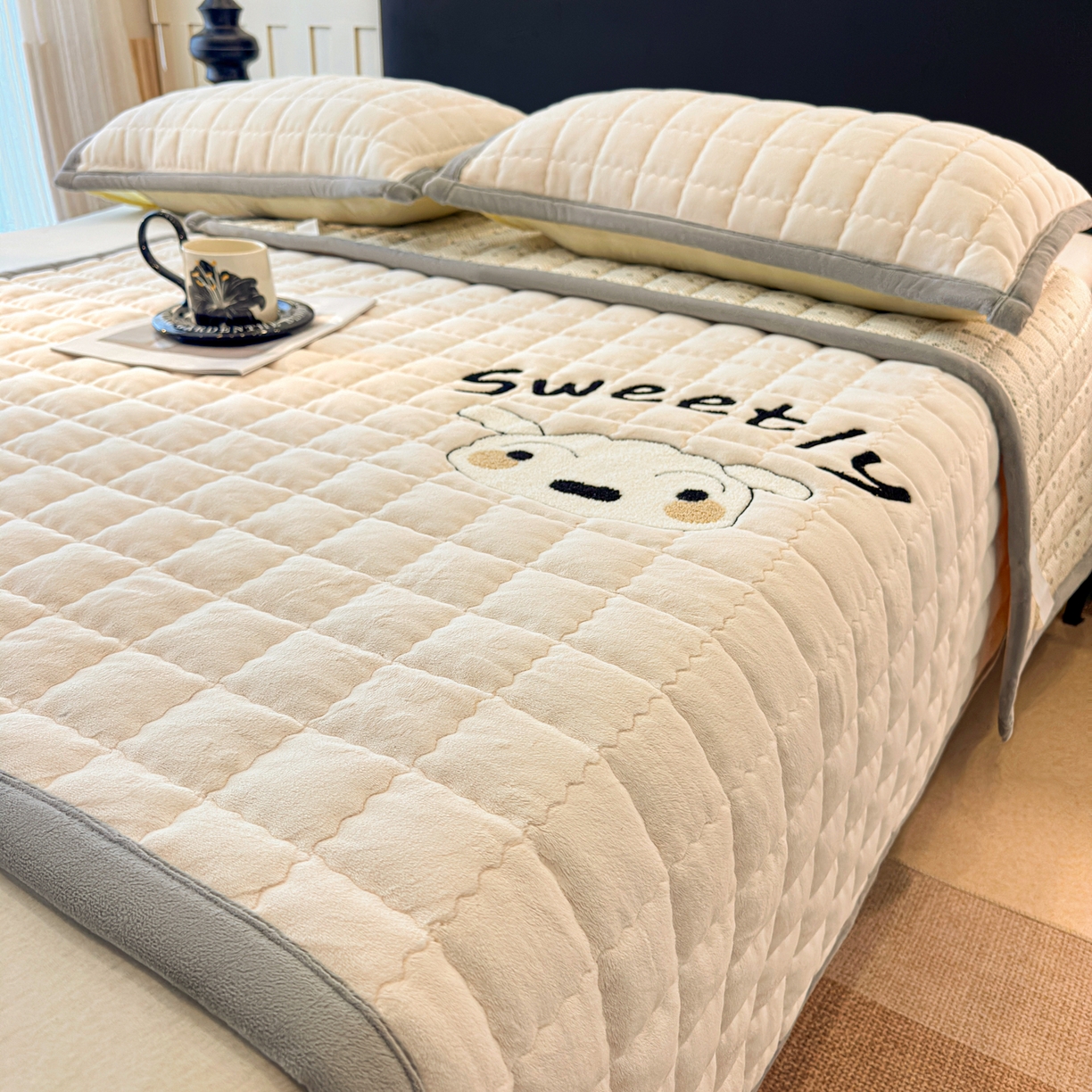 91家纺网 家纺一手货源 找家纺 （总）颜选 2025新款高克重牛奶绒夹棉床垫-小白系列