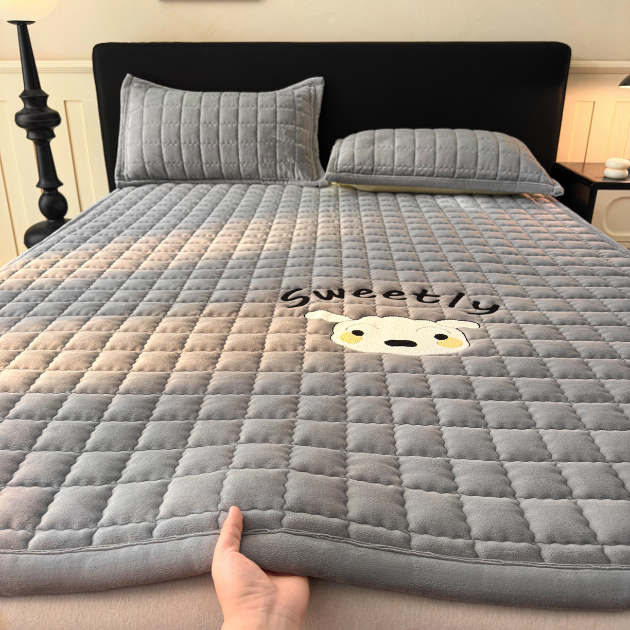 91家纺网 家纺一手货源 找家纺 颜选 2025新款高克重牛奶绒夹棉床垫-小白系列 深灰-小白