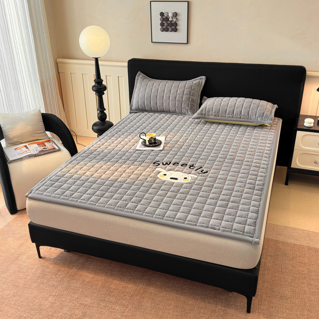 91家纺网 家纺一手货源 找家纺 颜选 2025新款高克重牛奶绒夹棉床垫-小白系列 深灰-小白