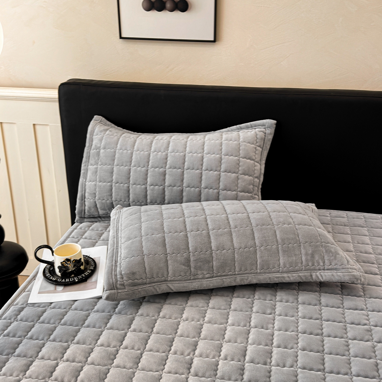 91家纺网 家纺一手货源 找家纺 颜选 2025新款高克重牛奶绒夹棉床垫-小白系列 深灰-小白