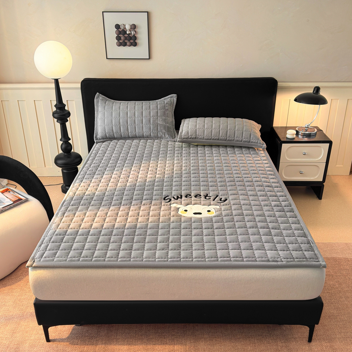 91家纺网 家纺一手货源 找家纺 颜选 2025新款高克重牛奶绒夹棉床垫-小白系列 深灰-小白