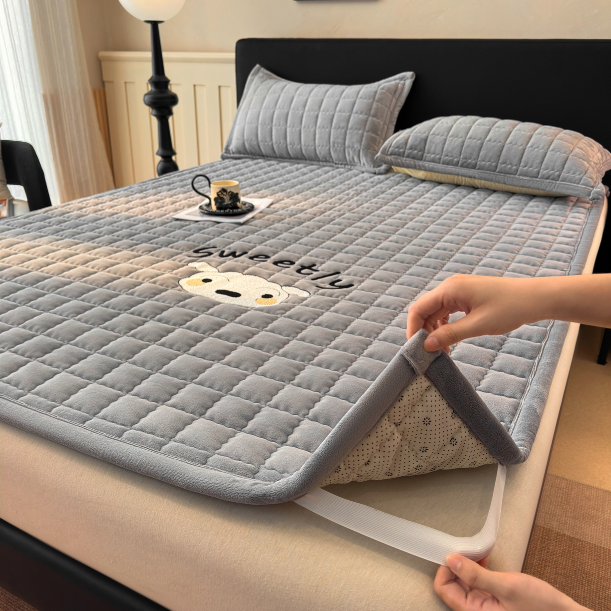 91家纺网 家纺一手货源 找家纺 颜选 2025新款高克重牛奶绒夹棉床垫-小白系列 深灰-小白