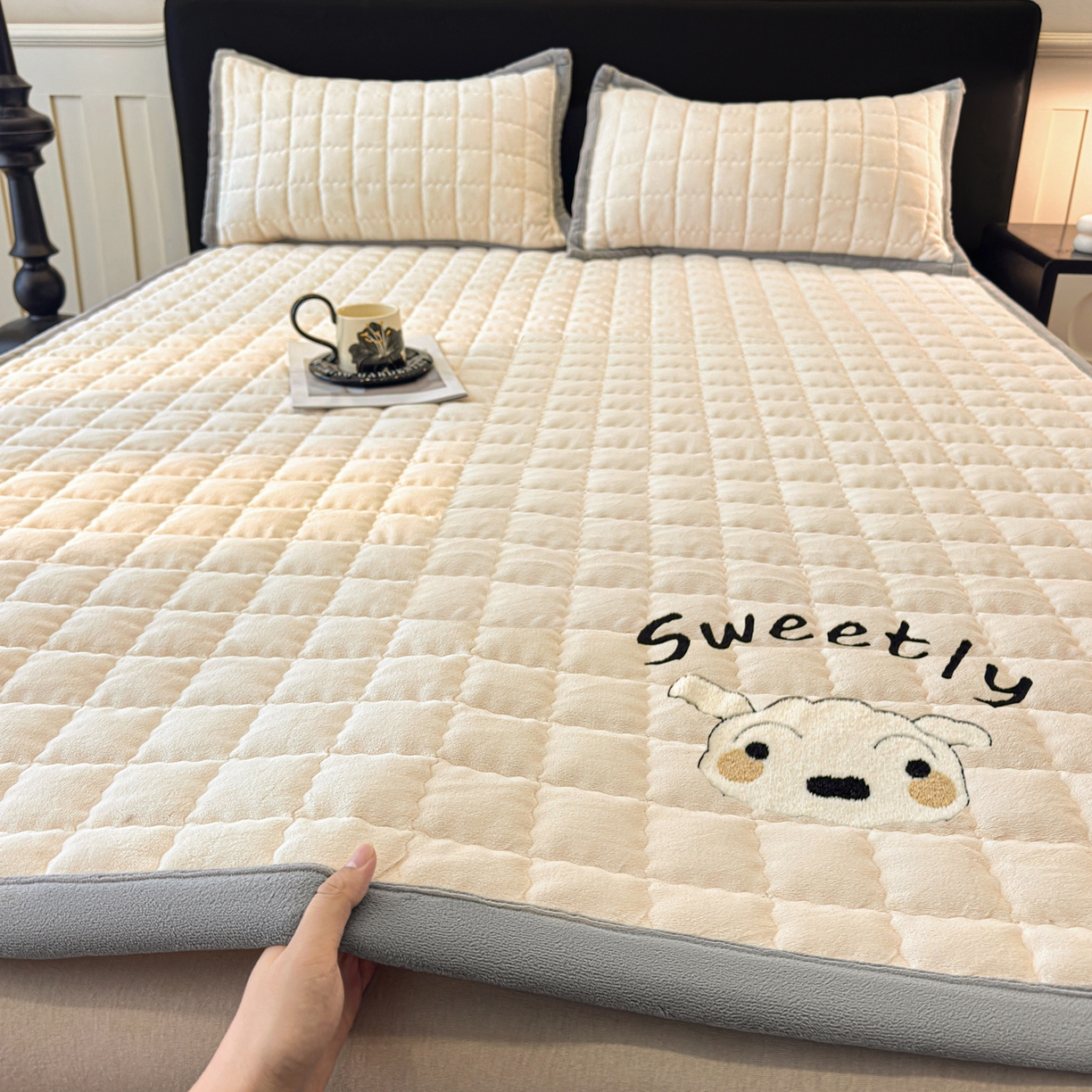 91家纺网 家纺一手货源 找家纺 颜选 2025新款高克重牛奶绒夹棉床垫-小白系列 米白-小白