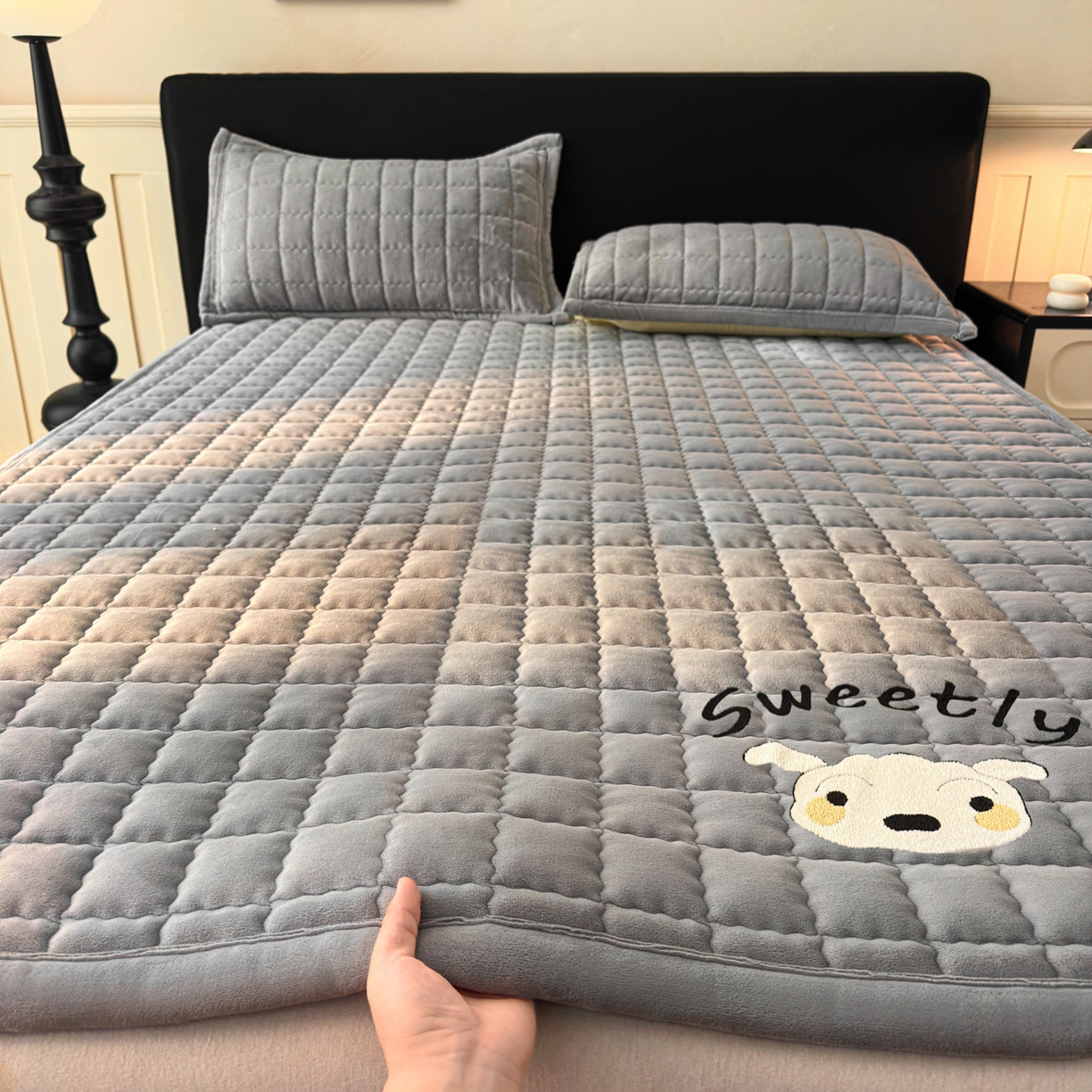 91家纺网 家纺一手货源 找家纺 颜选 2025新款高克重牛奶绒夹棉床垫-小白系列 深灰-小白