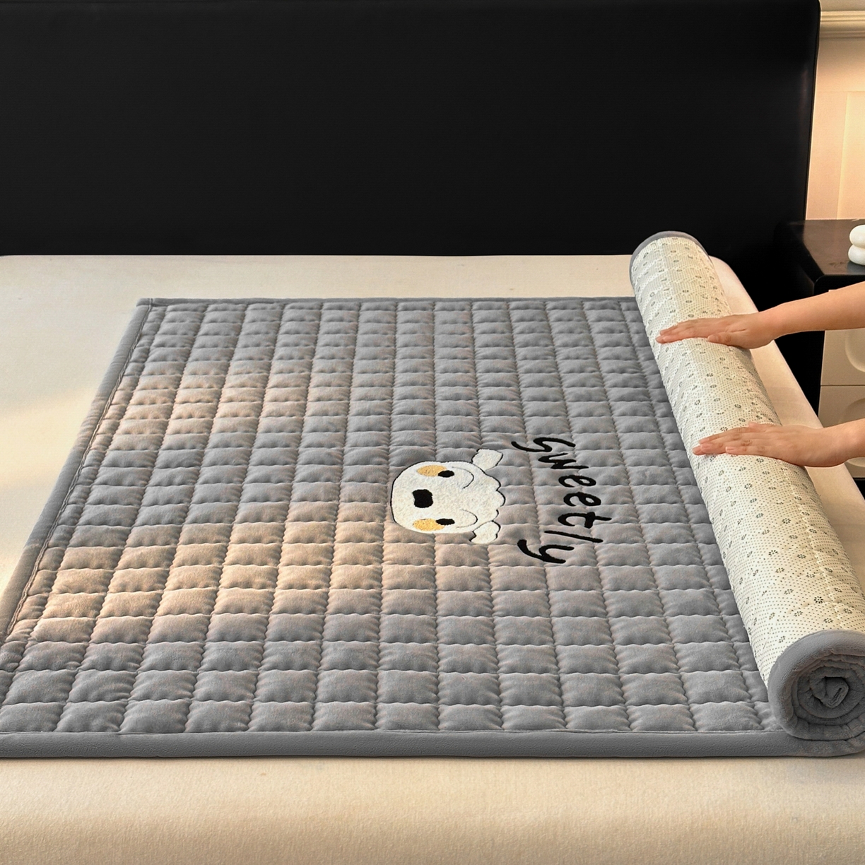 91家纺网 家纺一手货源 找家纺 颜选 2025新款高克重牛奶绒夹棉床垫-小白系列 深灰-小白