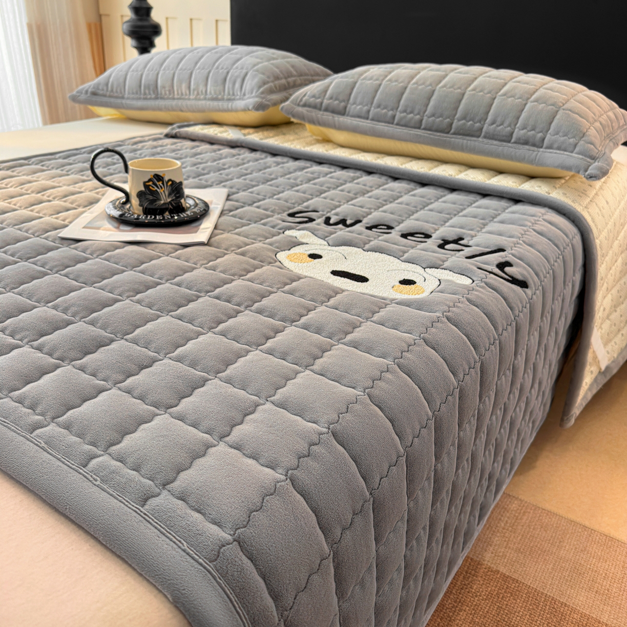 91家纺网 家纺一手货源 找家纺 颜选 2025新款高克重牛奶绒夹棉床垫-小白系列 深灰-小白