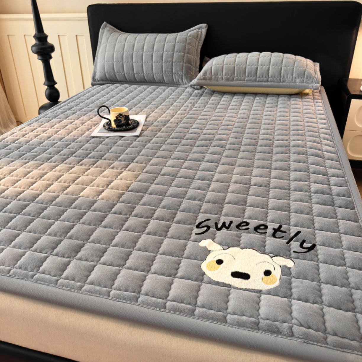 91家纺网 家纺一手货源 找家纺 颜选 2025新款高克重牛奶绒夹棉床垫-小白系列 深灰-小白