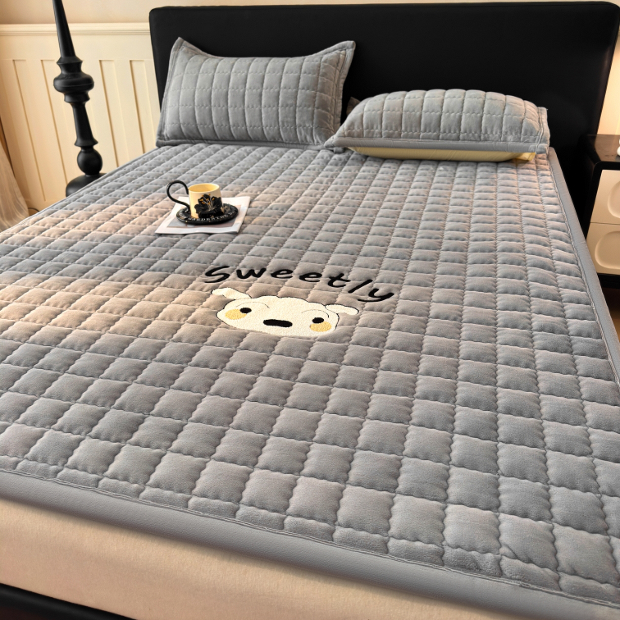 91家纺网 家纺一手货源 找家纺 颜选 2025新款高克重牛奶绒夹棉床垫-小白系列 深灰-小白