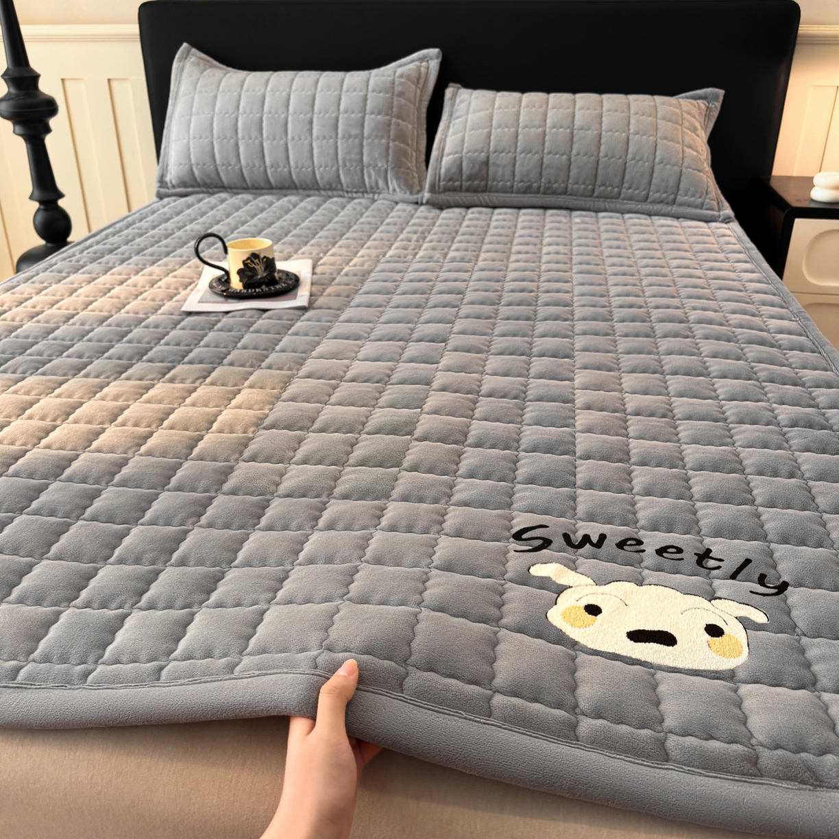 91家纺网 家纺一手货源 找家纺 颜选 2025新款高克重牛奶绒夹棉床垫-小白系列 深灰-小白
