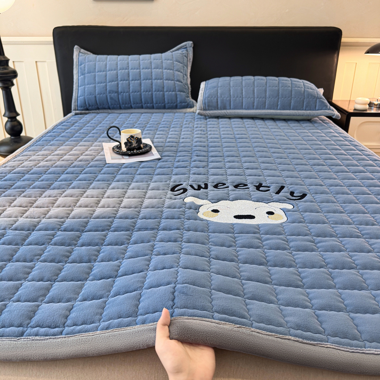 91家纺网 家纺一手货源 找家纺 颜选 2025新款高克重牛奶绒夹棉床垫-小白系列 宾利蓝-小白