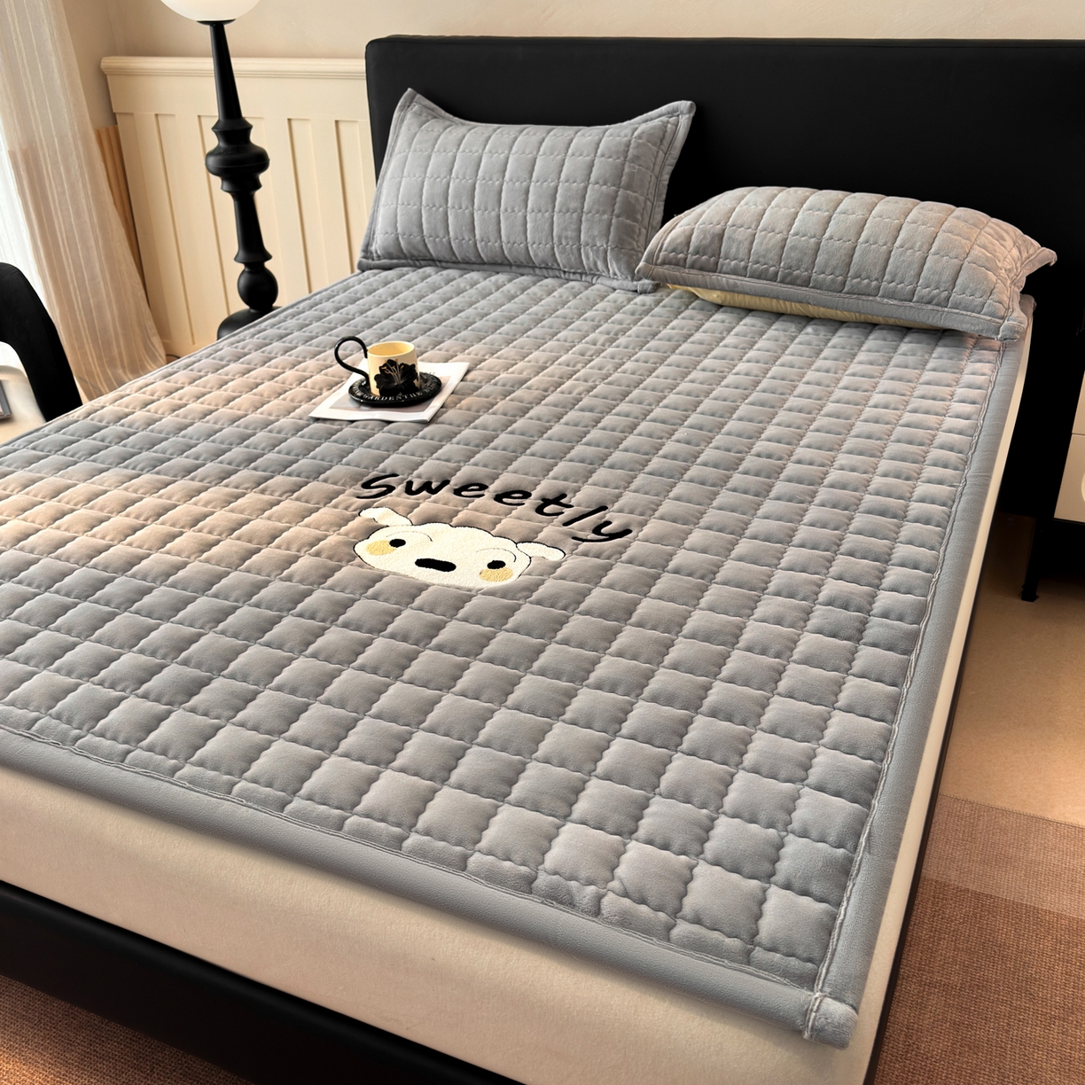 91家纺网 家纺一手货源 找家纺 颜选 2025新款高克重牛奶绒夹棉床垫-小白系列 深灰-小白