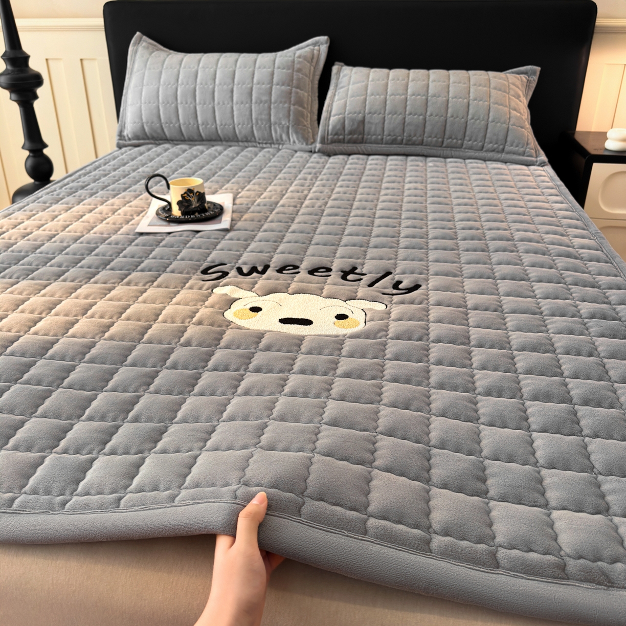91家纺网 家纺一手货源 找家纺 颜选 2025新款高克重牛奶绒夹棉床垫-小白系列 深灰-小白