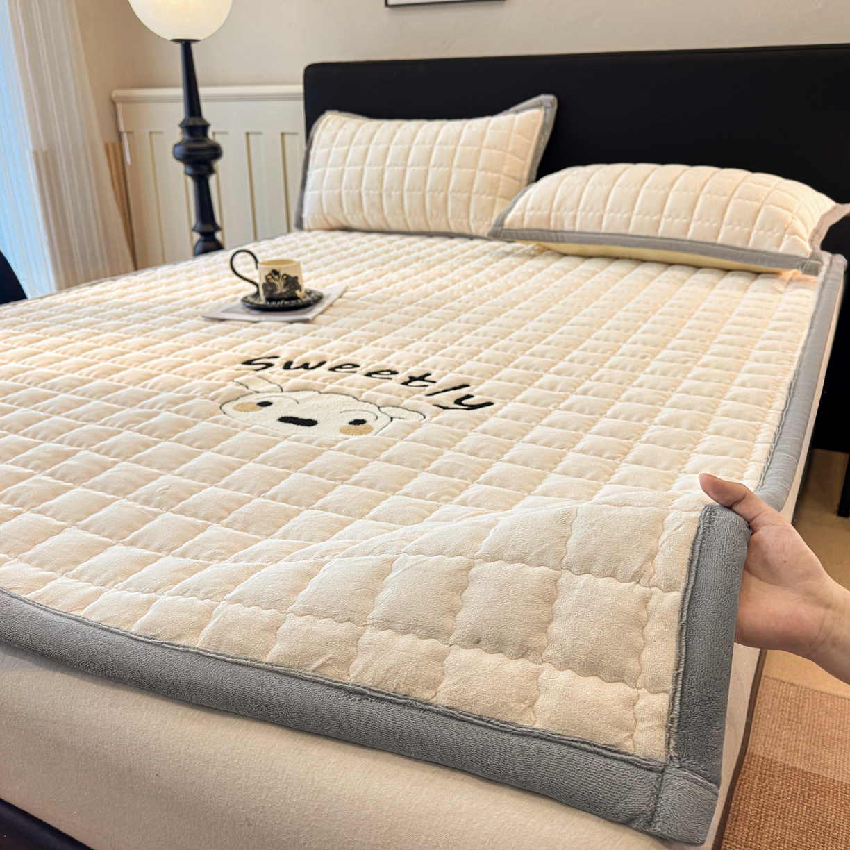 91家纺网 家纺一手货源 找家纺 颜选 2025新款高克重牛奶绒夹棉床垫-小白系列 米白-小白