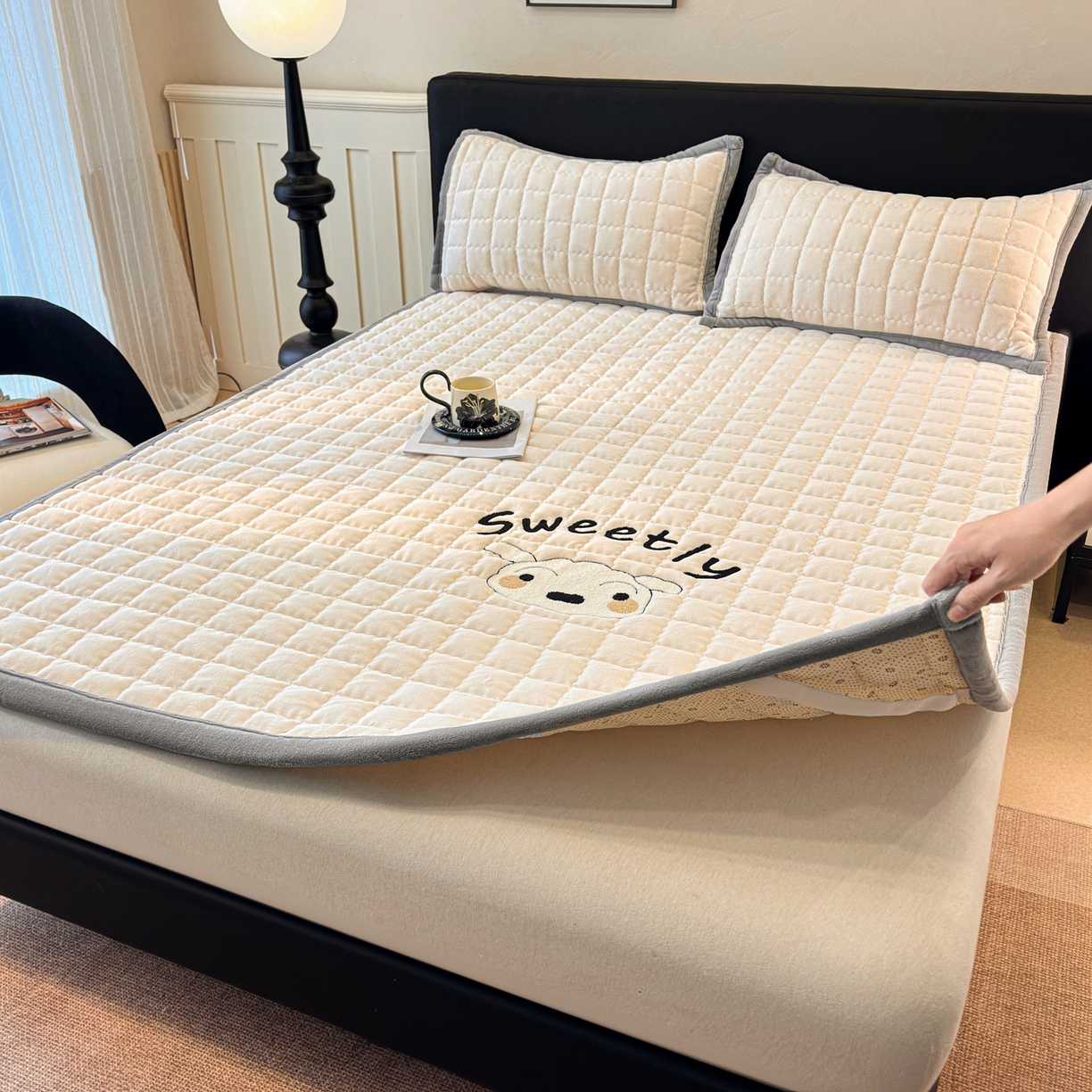 91家纺网 家纺一手货源 找家纺 颜选 2025新款高克重牛奶绒夹棉床垫-小白系列 米白-小白