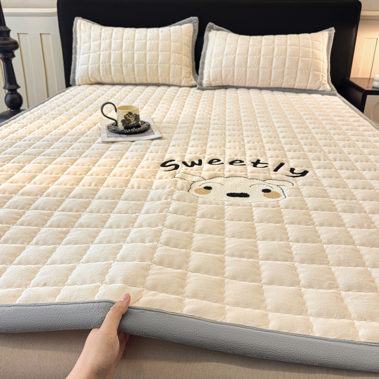 91家纺网 家纺一手货源 找家纺 （总）颜选 2025新款高克重牛奶绒夹棉床垫-小白系列