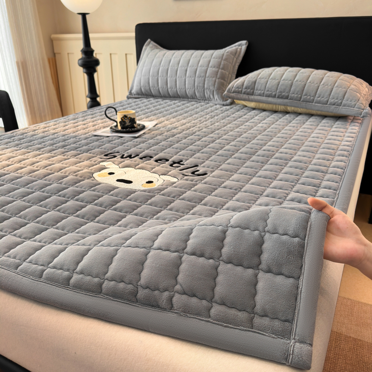 91家纺网 家纺一手货源 找家纺 颜选 2025新款高克重牛奶绒夹棉床垫-小白系列 深灰-小白