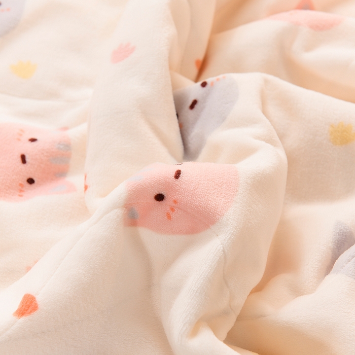91家纺网 家纺一手货源 找家纺 印季家纺 2025新款三层夹棉印花牛奶绒毛毯毯子 小猫咪-羊羔绒