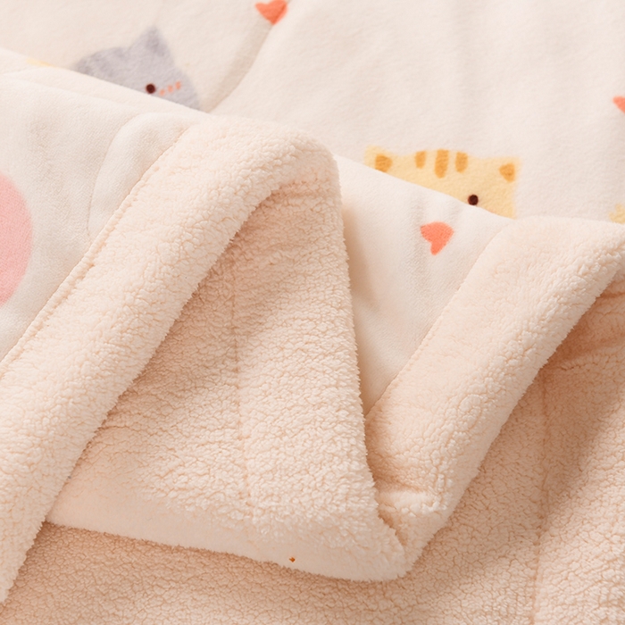 91家纺网 家纺一手货源 找家纺 印季家纺 2025新款三层夹棉印花牛奶绒毛毯毯子 小猫咪-羊羔绒