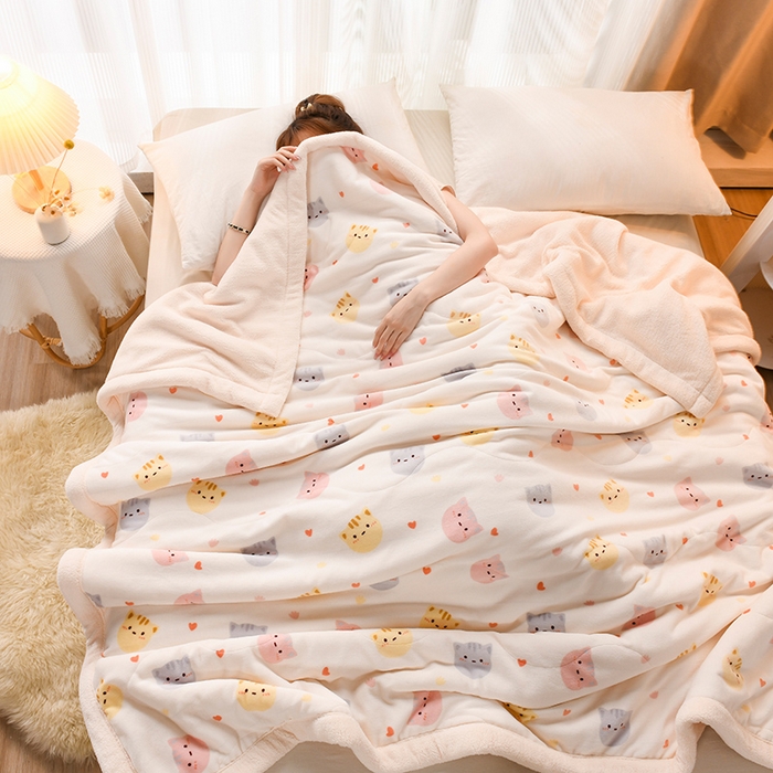 91家纺网 家纺一手货源 找家纺 印季家纺 2025新款三层夹棉印花牛奶绒毛毯毯子 小猫咪-羊羔绒