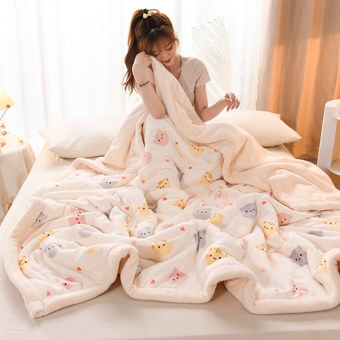 91家纺网 家纺一手货源 找家纺 印季家纺 2025新款三层夹棉印花牛奶绒毛毯毯子 小猫咪-羊羔绒