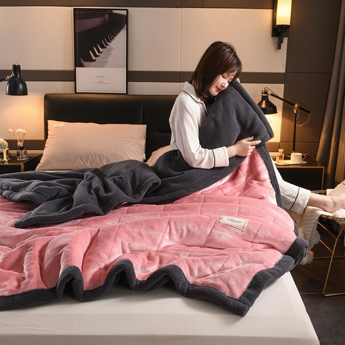 印季家纺 2025秋冬新款三层夹棉加厚复合羊羔绒毛毯毯子多功能盖毯 粉+灰