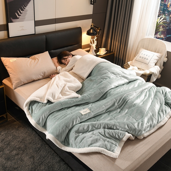 91家纺网 家纺一手货源 找家纺 印季家纺 2025秋冬新款三层夹棉加厚复合羊羔绒毛毯毯子多功能盖毯 墨绿+白