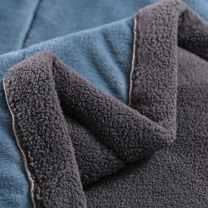 91家纺网 家纺一手货源 找家纺 印季家纺 2025秋冬新款三层夹棉加厚复合羊羔绒毛毯毯子多功能盖毯 蓝灰+灰