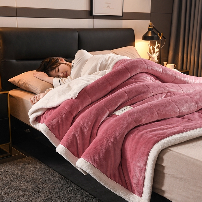 91家纺网 家纺一手货源 找家纺 印季家纺 2025秋冬新款三层夹棉加厚复合羊羔绒毛毯毯子多功能盖毯 豆沙+白