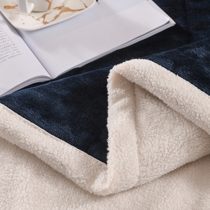 91家纺网 家纺一手货源 找家纺 印季家纺 2025秋冬新款三层夹棉加厚复合羊羔绒毛毯毯子多功能盖毯 宝蓝+白