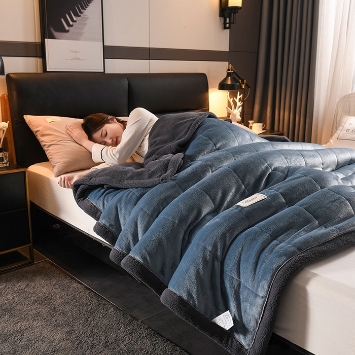 91家纺网 家纺一手货源 找家纺 印季家纺 2025秋冬新款三层夹棉加厚复合羊羔绒毛毯毯子多功能盖毯 蓝灰+灰