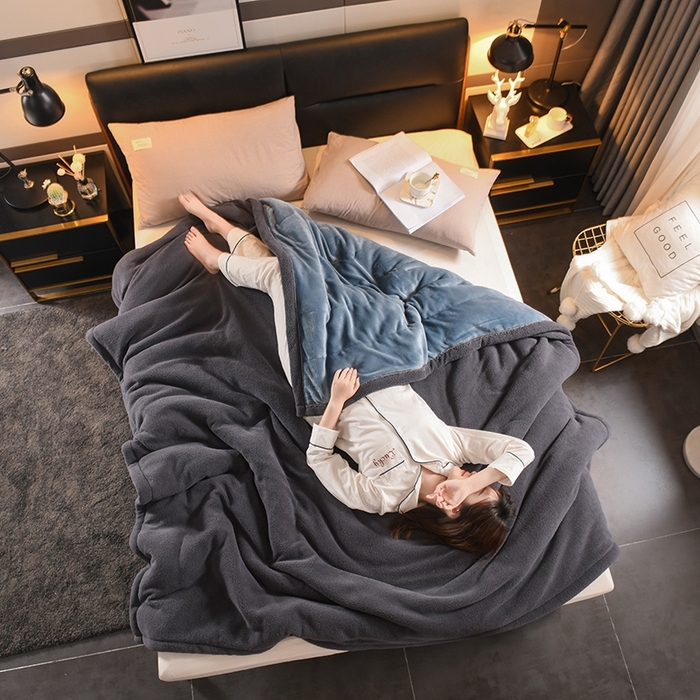 91家纺网 家纺一手货源 找家纺 印季家纺 2025秋冬新款三层夹棉加厚复合羊羔绒毛毯毯子多功能盖毯 蓝灰+灰