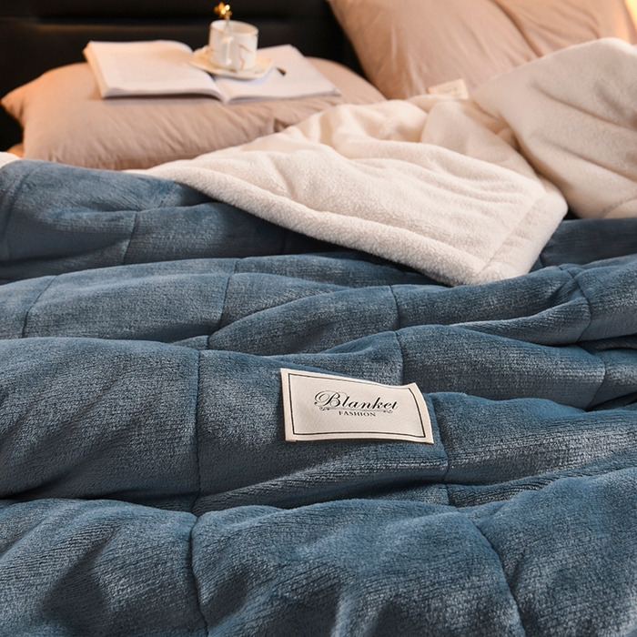 91家纺网 家纺一手货源 找家纺 印季家纺 2025秋冬新款三层夹棉加厚复合羊羔绒毛毯毯子多功能盖毯 蓝灰+白