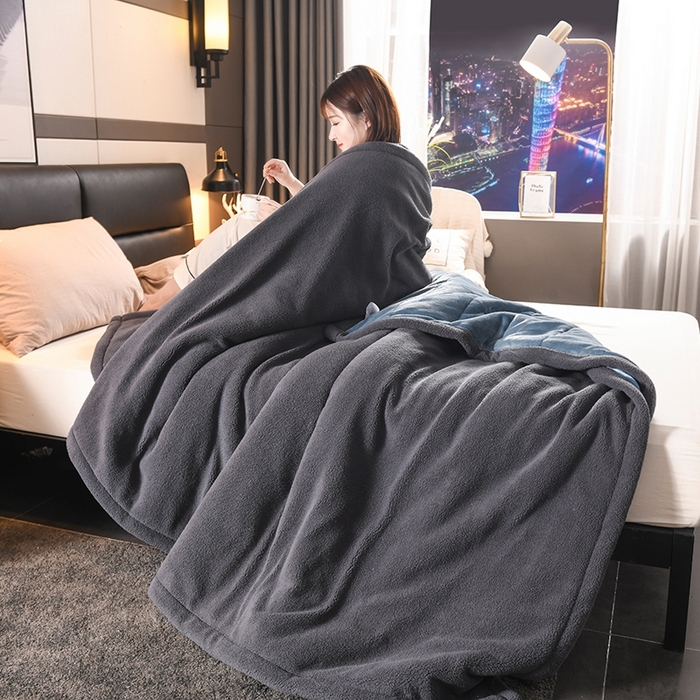 91家纺网 家纺一手货源 找家纺 印季家纺 2025秋冬新款三层夹棉加厚复合羊羔绒毛毯毯子多功能盖毯 蓝灰+灰