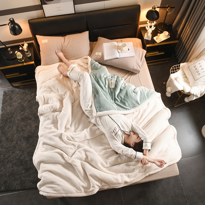 91家纺网 家纺一手货源 找家纺 印季家纺 2025秋冬新款三层夹棉加厚复合羊羔绒毛毯毯子多功能盖毯 墨绿+白