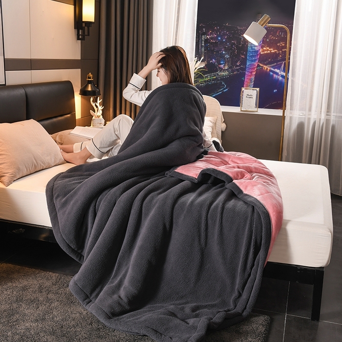 91家纺网 家纺一手货源 找家纺 印季家纺 2025秋冬新款三层夹棉加厚复合羊羔绒毛毯毯子多功能盖毯 粉+灰