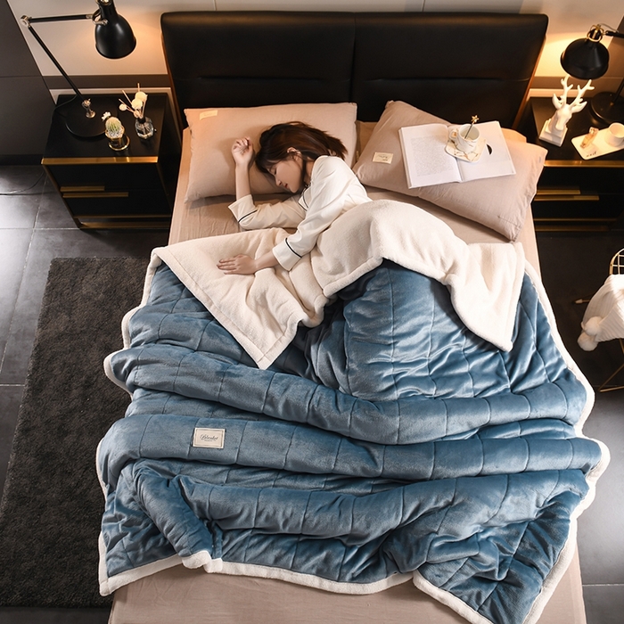 91家纺网 家纺一手货源 找家纺 印季家纺 2025秋冬新款三层夹棉加厚复合羊羔绒毛毯毯子多功能盖毯 蓝灰+白