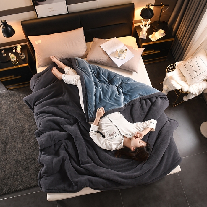 91家纺网 家纺一手货源 找家纺 印季家纺 2025秋冬新款三层夹棉加厚复合羊羔绒毛毯毯子多功能盖毯 蓝灰+灰