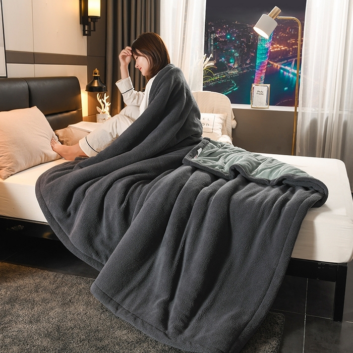 91家纺网 家纺一手货源 找家纺 印季家纺 2025秋冬新款三层夹棉加厚复合羊羔绒毛毯毯子多功能盖毯 墨绿+灰