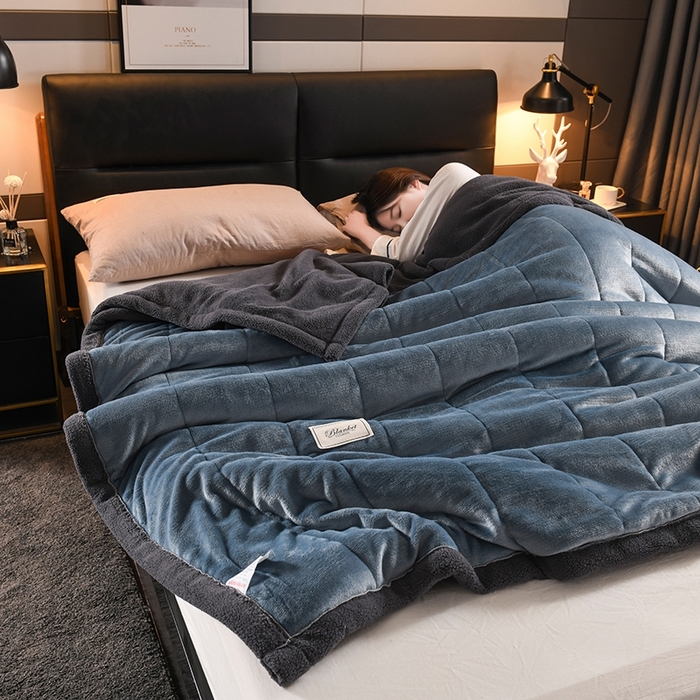 91家纺网 家纺一手货源 找家纺 印季家纺 2025秋冬新款三层夹棉加厚复合羊羔绒毛毯毯子多功能盖毯 蓝灰+灰